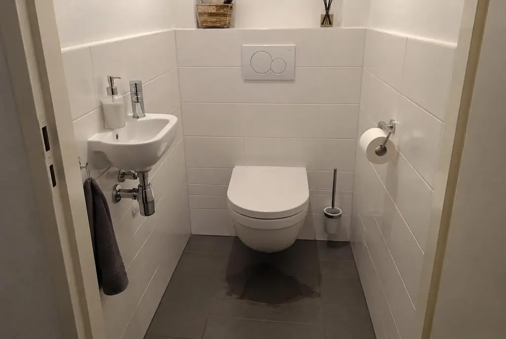 Lekdetectie Rijswijk – natte vloer bij een toilet