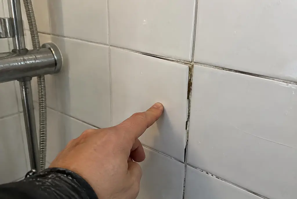 Lekdetectie Rijswijk – losse, holle badkamertegels door een lekkage
