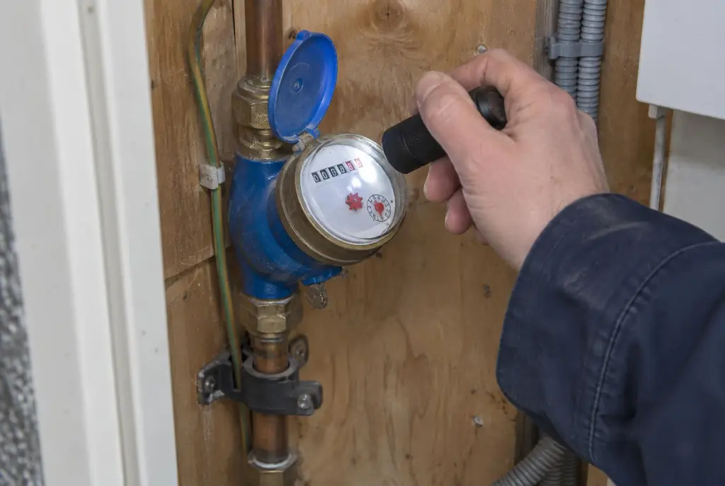Lekdetectie Rijswijk – watermeter in de meterkast controleren met een zaklamp